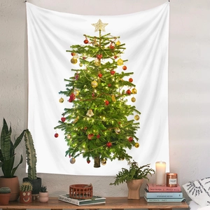 Dettaglio di un arazzo festivo con albero di Natale appeso su una parete bianca