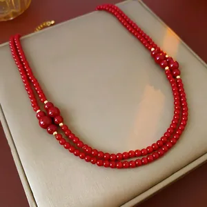 Collana a due strati di perline di vetro rosse con distanziatori dorati in stile vintage