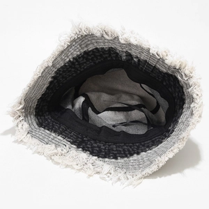 Vue détaillée de l'intérieur d'un chapeau bob en denim avec bords effilochés et bandeau