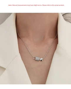 Detailaufnahme einer silbernen Schlosshalskette mit Zirkonia, getragen am Model
