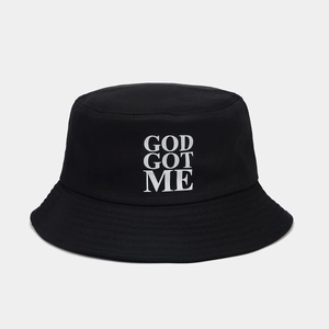 Dettaglio cappello a secchiello nero con ricamo GOD GOT ME bianco e cuciture sulla tesa