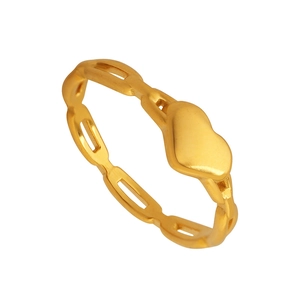 Bague chaîne dorée évidée élégante avec un centre en cœur poli sur fond blanc épuré
