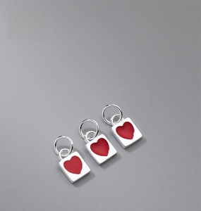 Macro di tre ciondoli in argento S925 con cuore in smalto rosso per gioielli fai-da-te
