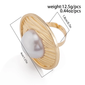 Detailed size and weight specs for the wavy geometric ring with an imitation pearl