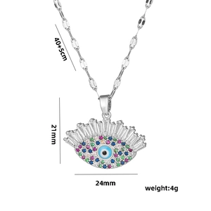 Silberne Evil Eye Halskette mit Kristallen und verstellbarer Kette für Damen auf Weiß