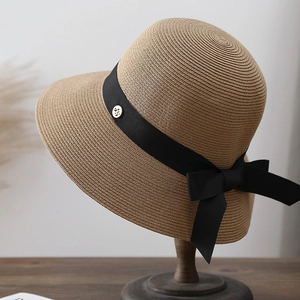 Chapeau de paille vintage à large bord avec ruban noir et boucle métallique dorée JS