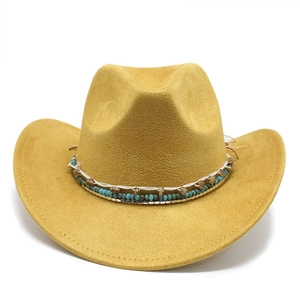 Détail d'un chapeau de cowboy en daim jaune avec perles turquoise et ruban tressé ethnique