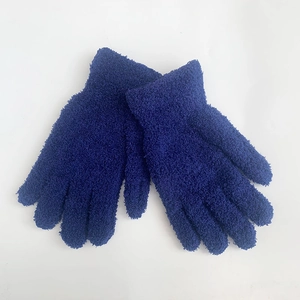 Detailopname van donkerblauwe winterhandschoenen met zachte chenille-textuur en breisel