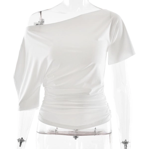 Détail du design froncé à la taille sur un t-shirt d'été blanc à une épaule ajusté