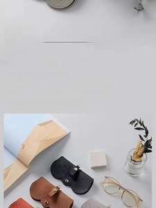 Étuis à lunettes en similicuir Morandi noir, marron et gris sur un bureau blanc épuré