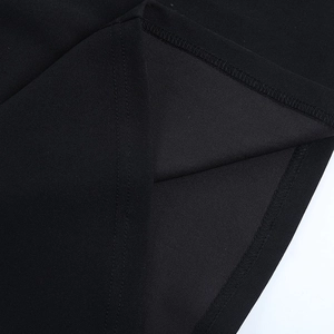 Détails de coutures précises et finitions de bordure sur une robe de soirée noire