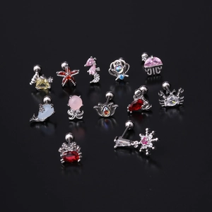 Vue macro de boucles d'oreilles océan avec cristaux colorés en forme d'animaux marins