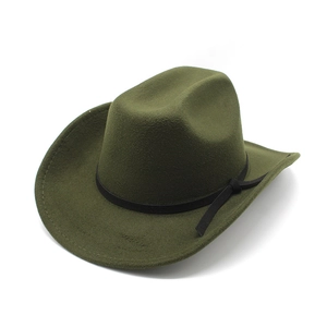 Détail d'un chapeau de cowboy en feutre de laine vert foncé avec ruban noir et bord large