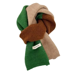 Écharpe en tricot bicolore vert, beige et marron avec texture douce et style de nœud élégant