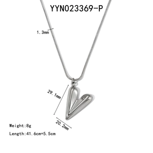 Spécifications du collier cœur en plaqué or 18K avec mesures détaillées du pendentif