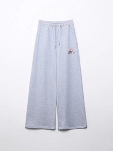 Détail du jogging gris clair à jambes larges avec broderie pêche et cordon de serrage