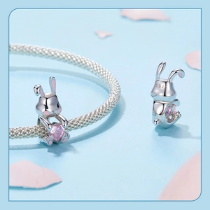 Dettaglio del ciondolo a coniglio in argento S925 con zircone a cuore rosa