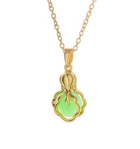 Détail macro du collier pendentif chou plaqué or avec incrustation d'œil de chat vert