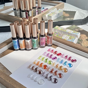 Detailansicht der Mobray Marmor-Smudge-Gel-Flaschen mit kunstvoller Blumenverpackung