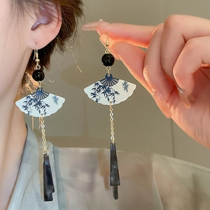 Boucles d'oreilles éventail de style chinois avec résine bleue et longs pompons