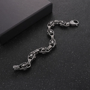 Dettaglio del bracciale a catena punk con teschio argento retrò e maglie in metallo