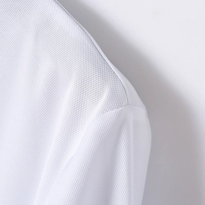 Detailaufnahme der Schulternaht an einem weißen atmungsaktiven Mesh-Golf-Poloshirt