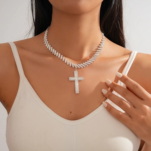 Collier Pendentif Croix Cuivre Zircon Rhinestone Iced Out Hip Hop Mode Bijoux De Luxe Pour Femmes