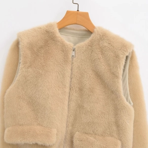 Gilet in ecopelliccia kaki con scollo rotondo, tasche laterali e chiusura a zip