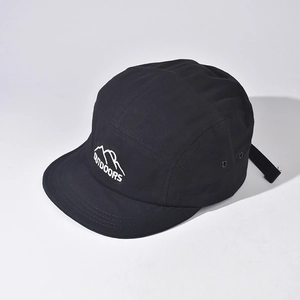 Detail einer 5-Panel-Outdoor-Kappe mit Stickerei und seitlichen Metall-Ösen-Elementen