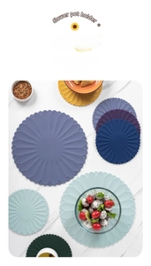 Detail view of sunflower-shaped silicone placemats in multiple Morandi colors and sizes