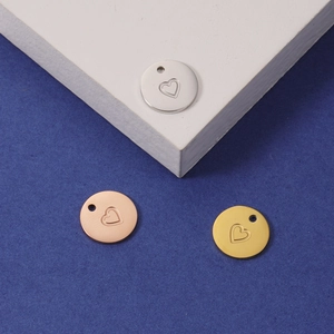 Pendentif Rond Gravé Cœur Acier Inoxydable 304 Poli Miroir Plaqué Or 18k DIY Bijoux Charms Accessoires