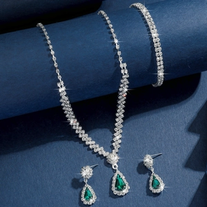Détails de la parure de mariage argentée avec gouttes émeraude et diamants étincelants