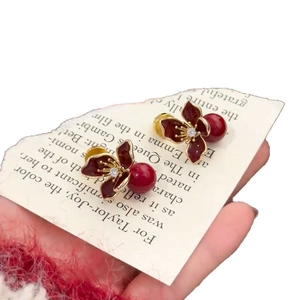 Boucles d'oreilles fleurs rouges vintage avec pétales en émail et zircon rétro