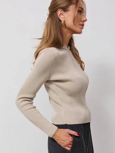 Detail of beige ribbed knit texture and zipper on women's slim-fit hooded cardigan