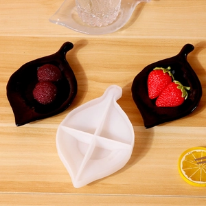 Vue macro d'un moule en silicone en forme de feuille avec des plateaux pour fraises