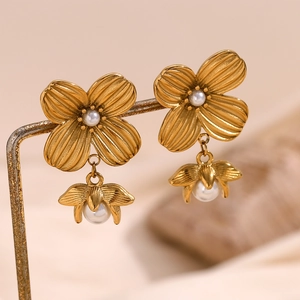 Retro 18K gold plated flower earrings featuring white pearls and a vintage design