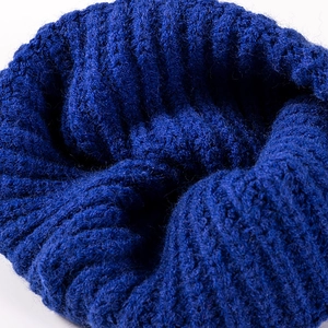 Bonnet en tricot bleu marine pour l'hiver avec texture côtelée épaisse et tissu élastique