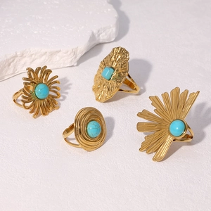 Détail de bagues bohèmes en acier inoxydable doré avec pierres précieuses turquoise