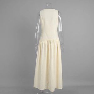Vue arrière d'une robe longue sans manches en coton jaune clair avec jupe plissée