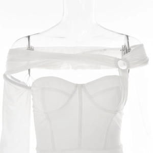Dettaglio dell'abito aderente bianco con struttura a corsetto in mesh e maniche a pieghe
