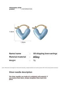 Détail de boucles d'oreilles cœur en émail bleu marbré avec placage or et dimensions 1,8cm