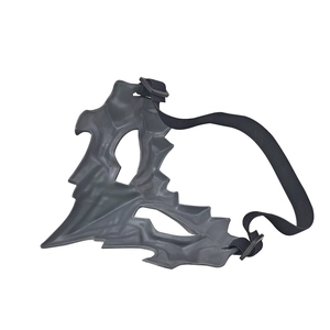 Vue latérale détaillée du masque de cosplay gris en résine avec sangle élastique noire