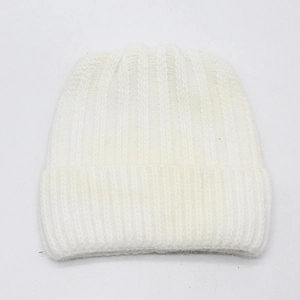 Détail du bonnet en maille de lapin blanc avec textures verticales épaisses double couche