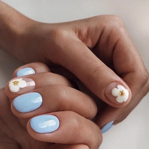 Light Blue Floral Press On Nails With Gold Foil Accents Short Oval Artificial Nail Tips Elegant Glossy Daily Wear