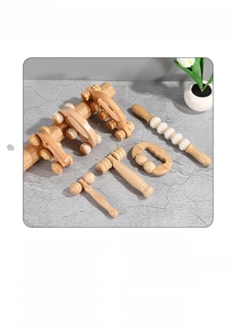 Detail eines Holzmassage-Sets mit Rollen und Akupressurringen aus natürlichem Hartholz
