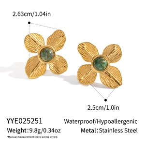 Dimensions détaillées des boucles d'oreilles trèfle dorées avec pierres vertes en acier
