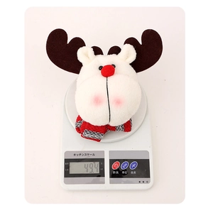Attache-rideau de Noël en peluche renne pesant 49,4g sur une balance numérique