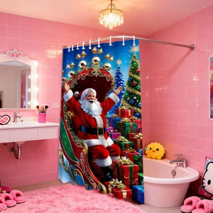 Dettaglio della tenda da doccia natalizia impermeabile con Babbo Natale sulla neve
