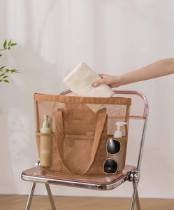 Braune Strandtasche aus Netzstoff mit Außentaschen für Hautpflege und Sonnenbrillen