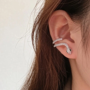 Manchette d'oreille serpent élégante avec zircons pavés et yeux en gemmes sur modèle